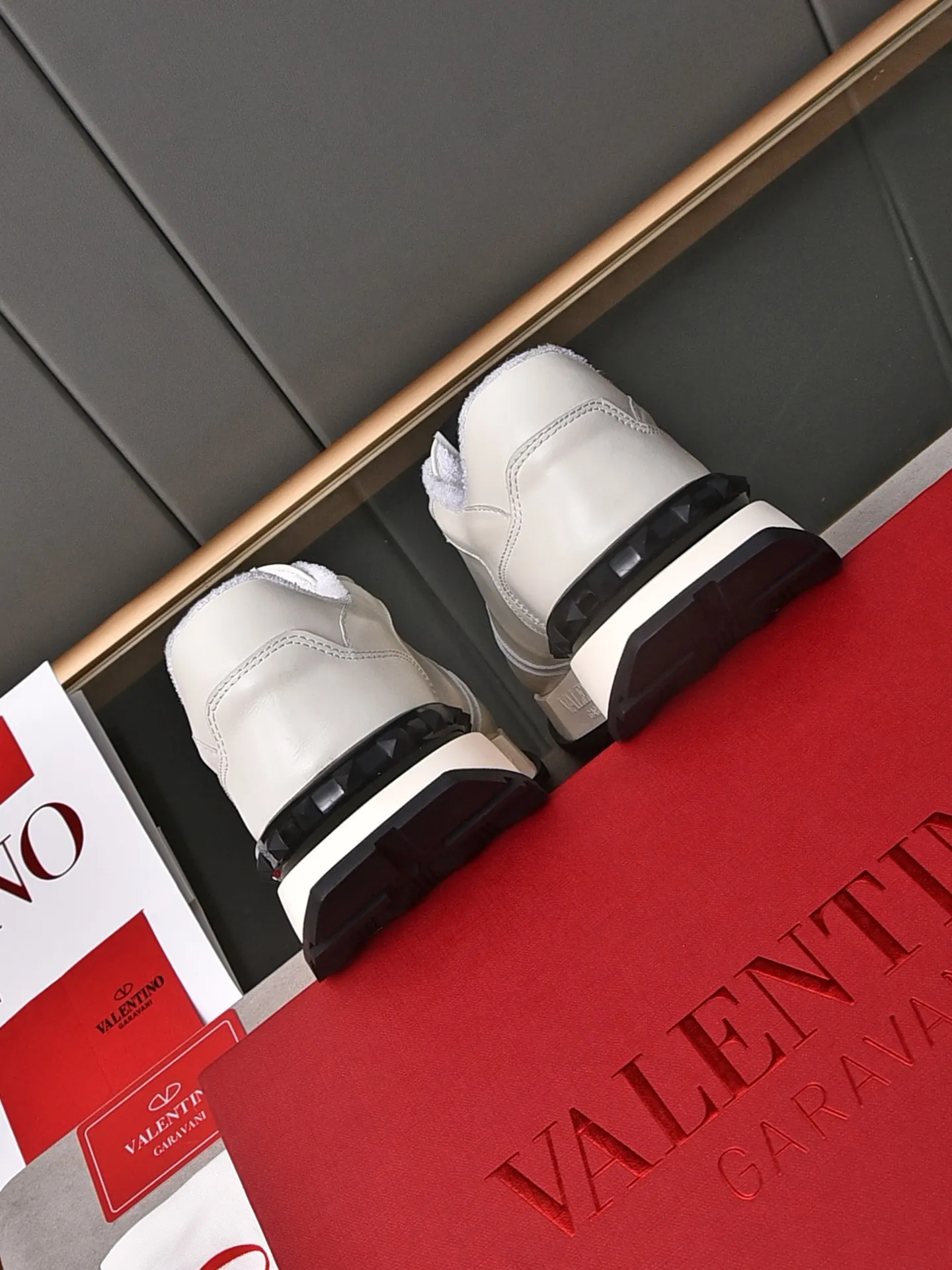 Men's men's shoes 💰560❣️🔺Valentino🔺Valentino New casual shoes Forrest Gump shoes Sports shoes ☑️ The latest popular models on the catwalk, the same style worn by Yang Yang, Zhang Yixing, Guan Xiaotong and many other stars. The upper is glued and embossed with craftsmanship. The oversized LG shows luxury and domineering. It is so beautiful that it is so handsome that it shows a different casualness and fashion. It is a must-have for men‼ ️Material: Original custom-made first-layer cowhide for the upper. Lining: High-density breathable terry cloth. Outsole: Original molded steel-stamped foam combination sole Size: Male 39~44 (45 is custom-made and non-returnable) Full set of counter original packaging